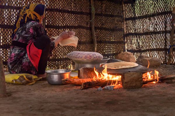 خرم آباد استان لرستان ایران 30 مارس 2018 زن ایرانی تهیه نان سنتی در بازار خیابان