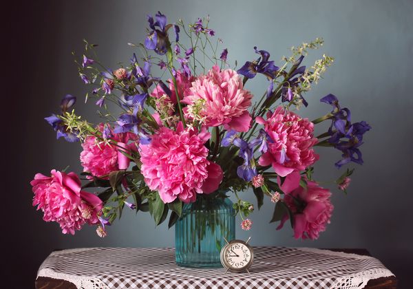 دسته گل باغ و گلهای وحشی در گلدان هنوز زندگی با peonies irises شبدر و زنگ