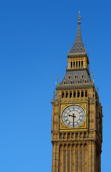 کاخ بیگ بن وست مینستر برج الیزابت ساعت در لندن با یک آسمان آبی