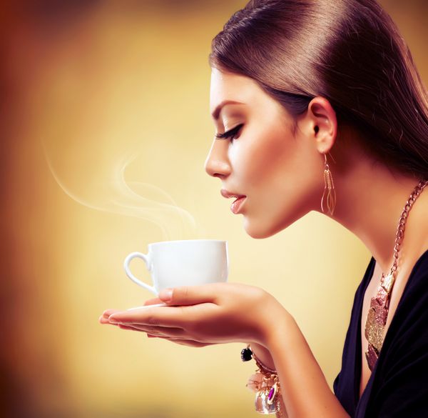 قهوه چای یا قهوه نوشیدن دختر زیبا فنجان نوشیدنی
