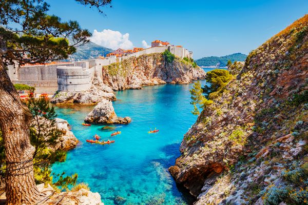 نمای عالی در شهر مشهور سفر اروپایی Dubrovnik Fort Bokar در یک روز آفتابی از دیوارهای قدیمی جنوبی دیده می شود محل قرارگیری کرواسی Dalmatia جنوبی اروپا زیبایی های زمین را کشف کنید
