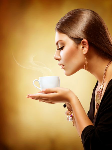قهوه چای یا قهوه نوشیدن دختر زیبا فنجان نوشیدنی