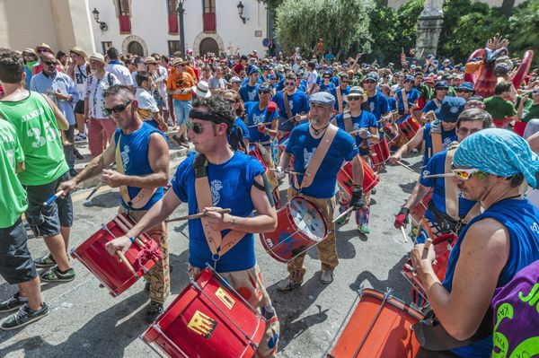 SITGES اسپانیا 23 آگوست گروه Ball de Diables در مورد عملکرد Cercavila در جشن های بزرگ Festa در 23 آگوست 2012 در Sitges اسپانیا