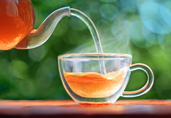 فنجان چای را با گلدان چای و گلدان چای بریزید