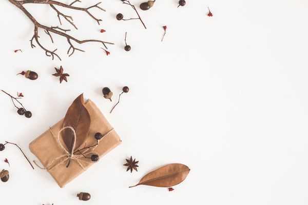 ترکیب پاییز جعبه هدیه گل و برگهای خشک شده روی زمینه سفید پاییز مفهوم پاییز تختخواب مسطح نمای بالا فضای کپی