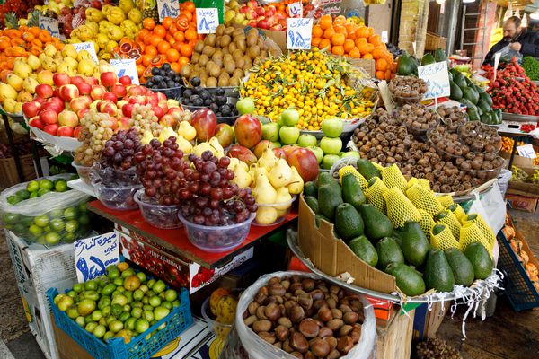 جمهوری اسلامی ایران بازار تهران 3 مارس 2018 کالاهای خانگی یا ادیب فروشی برای فروش میوه ها و سبزیجات