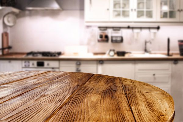 میز چوبی از فضای آزاد برای محصول و فضای داخلی آشپزخانه خود استفاده کنید فضای رایگان برای دکوراسیون شما