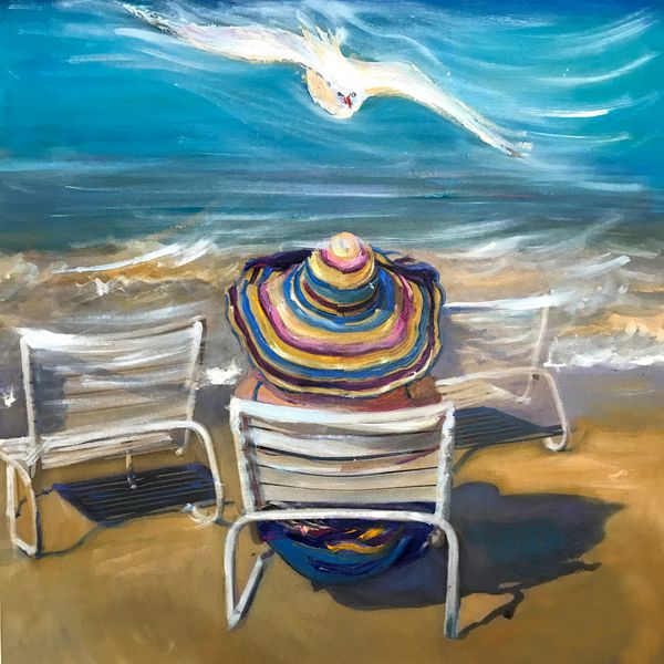 زن رویایی روی صندلی تاشو سفید نشسته و به دور دریا نگاه می کند سر او توسط یک کلاه بزرگ آفتاب با نوارهای چند رنگ مانند رنگین کمان از سر او در برابر خورشید محافظت می شود بنر عکس واقع گرایانه