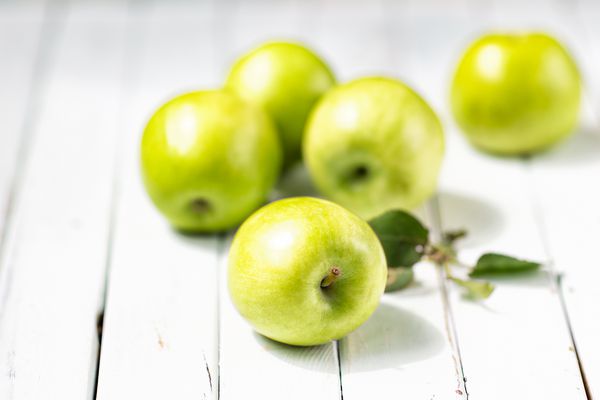 سیب های سبز با زمینه چوبی Fruit سلامت
