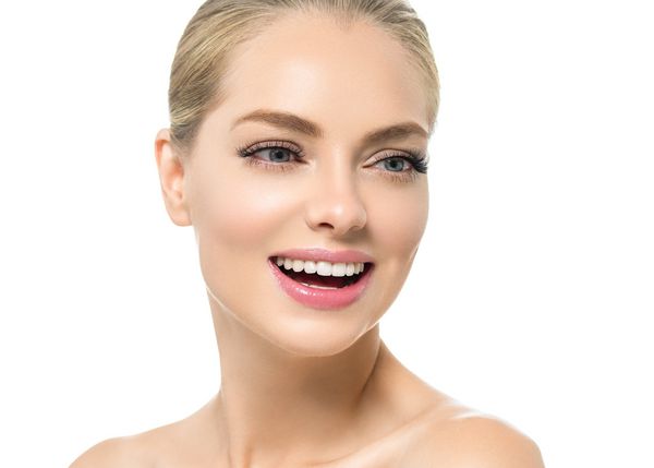 دندانهای سالم لبخند روی لب را نشان می دهند که از نزدیک روی زنان جدا شده است