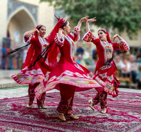 بخارا ازبکستان 162013 سپتامبر سنتی دختران ازبک