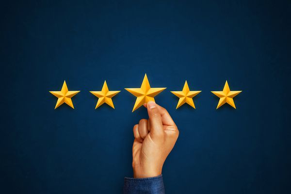 دست مشتری با دادن امتیاز پنج ستاره رتبه بندی خدمات مفهوم رضایت