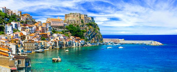 سواحل زیبا و شهرهای کالابریا Scilla قرون وسطایی با قلعه قدیمی تعطیلات تابستانی ایتالیا