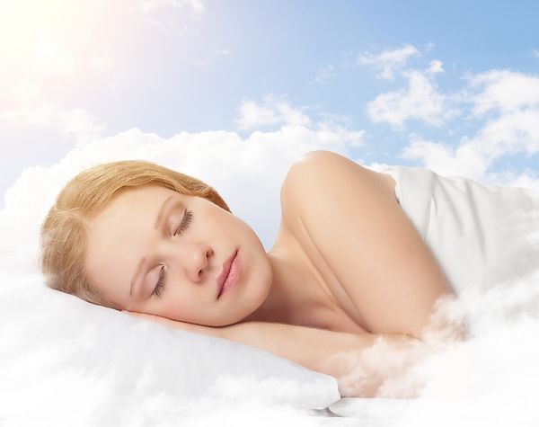 پرتره یک زن جوان زیبا که روی ابرهای آسمان خوابیده است