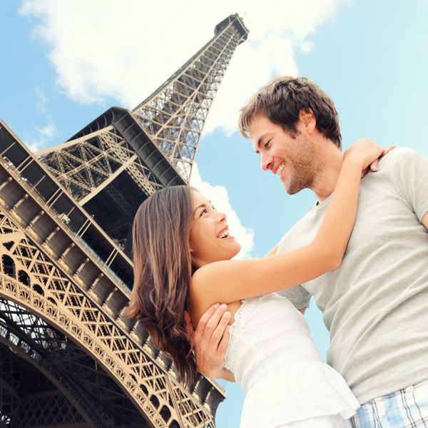 زوج عاشقانه برج ایفل پاریس که در مقابل بوسه مقابل برج ایفل پاریس فرانسه بوسیدن می کنند زوج جوان و جوان نژادی زن آسیایی مرد قفقازی