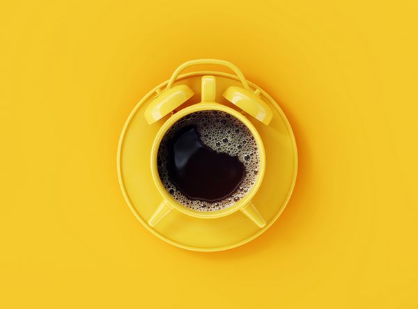 ساعت قهوه با زمینه زرد ایده خلاق مفهوم حداقل
