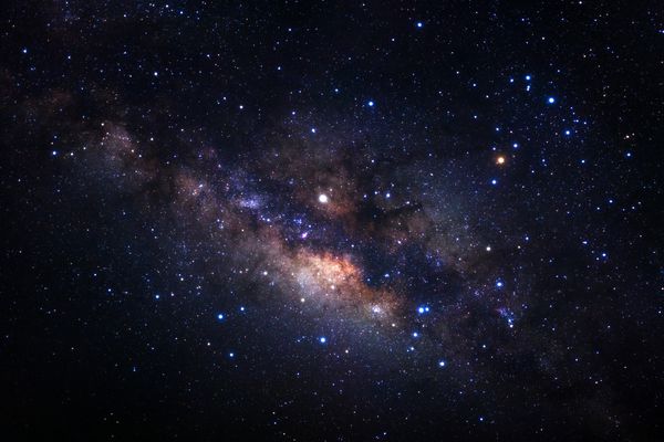کهکشان راه شیری با ستارگان و گرد و غبارهای فضا در جهان