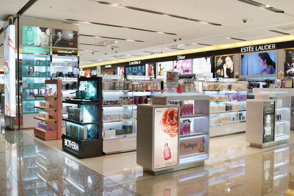 TAIPEI TAIWAN 27 ژوئن 2018 فروشگاه لوازم آرایشی برندهای مختلف در فرودگاه تاویوان لوازم آرایشی با دسترسی به فروشگاه های بزرگ فروشگاه در سراسر جهان در دسترس ترین محصول است
