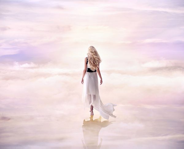 عکس هنری زیبا زن جوانی که روی ابرها قدم می زند