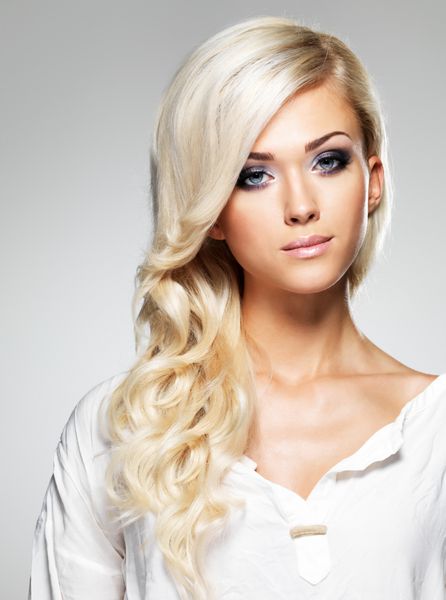 مدل مد با موهای بلند سفید و آرایش روشن پرتره نمایش زن زرق و برق در استودیو