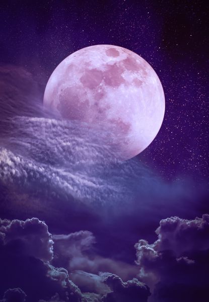 سوپر ماه منظره زیبا زیبا با ستاره های زیادی چشم انداز آسمان شب با ماه کامل در پشت ابر جزئی پس زمینه طبیعت آرام فضای باز در هنگام شب ماه با دوربین من گرفته شده است