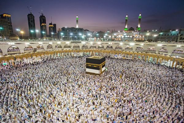 مکه عربستان سعودی 08272018 زائران مسلمان از سراسر جهان طواف می کنند و در طول کجا در طول کجا نماز می خوانند