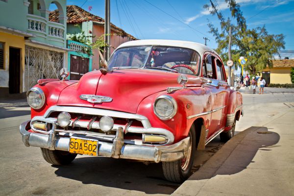 ترینیداد 13 ژانویه شورولت کلاسیک در 13 ژانویه 2010 در ترینیداد کوبا قبل از تصویب قانونی جدید که در اکتبر 2011 صادر شد مکعب ها فقط می توانند با اتومبیل های قدیمی که قبل از انقلاب 1959 در جاده بودند تجارت کنند