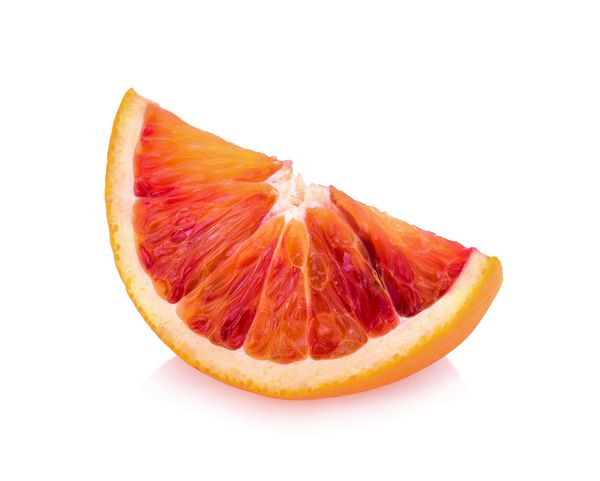 پرتقال خون جدا شده در پس زمینه سفید