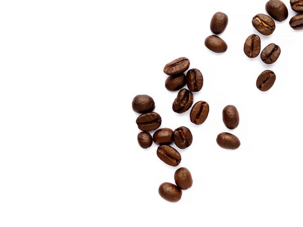 دانه های قهوه جدا شده بر روی زمینه سفید