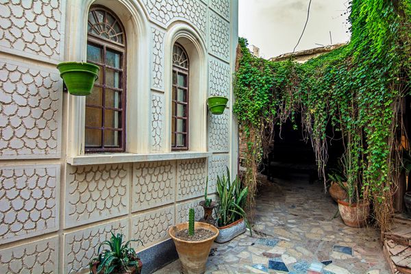 ورود به یک کافه تریا سنتی شهر بوشهر جنوب ایران