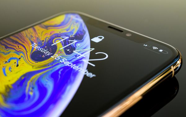 PARIS فرانسه 25 سپتامبر 2018 جزئیات مدل جدید گوشی های هوشمند آیفون 11 Xs و Xs Max Pro توسط اپل رایانه نزدیک دستگاه تلفن همراه اپل طلایی اپل بازتابی از پس زمینه فن آوری زرد منعکس کننده