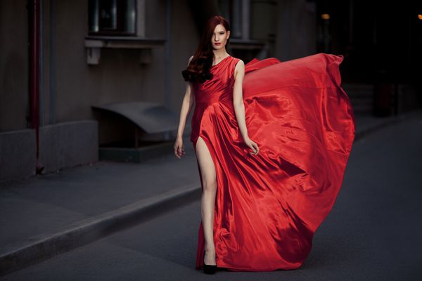زن مشهور زیبایی جوان در لباس بیرونی قرمز
