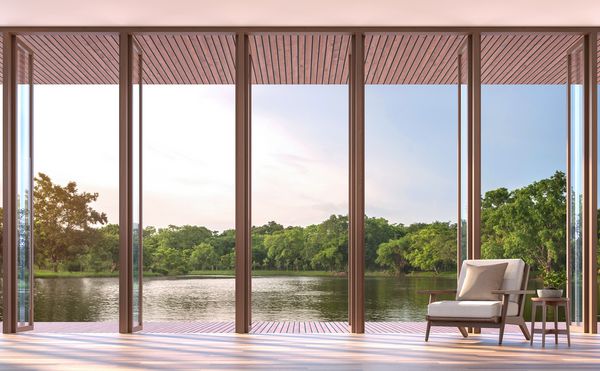 اتاق در اتاق نشیمن 3D ارائه شده اتاق ها دارای کف چوبی مبله با صندلی پارچه ای سفید پنجره بزرگ باز دارای نمای مشبک چوبی و نمای دریاچه