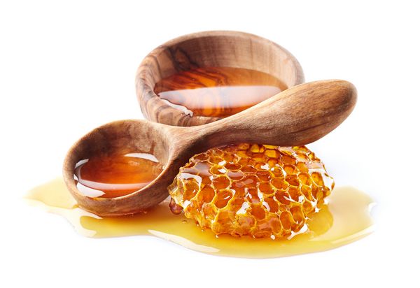 عسل با لانه زنبوری و قاشق چوبی