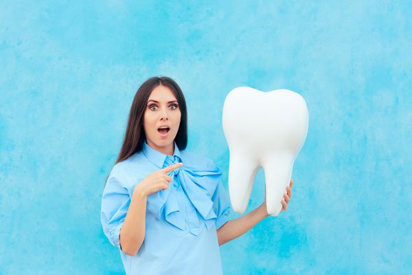 زن خنده دار و دارای دندان بزرگ در دندانپزشکی مفهوم تصویر دختر ناز با مدل مولر خرد یا خرد مدل خرد