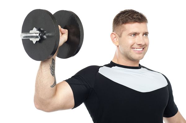 مرد عضلانی با بلند کردن دمبل سنگین دوسر خود را نشان می دهد جدا به نظر می رسد در برابر سفید جدا شده است