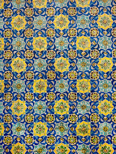الگوی گل روی کاشی های مسجد شیخ لطف الله اصفهان ایران