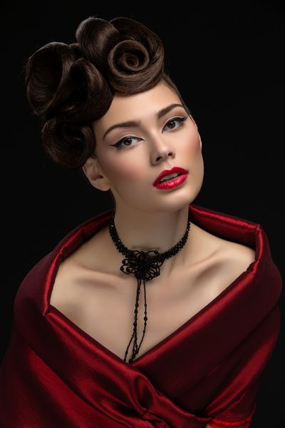 زن جوان زیبا با مدل موهای فانتزی و لبهای قرمز