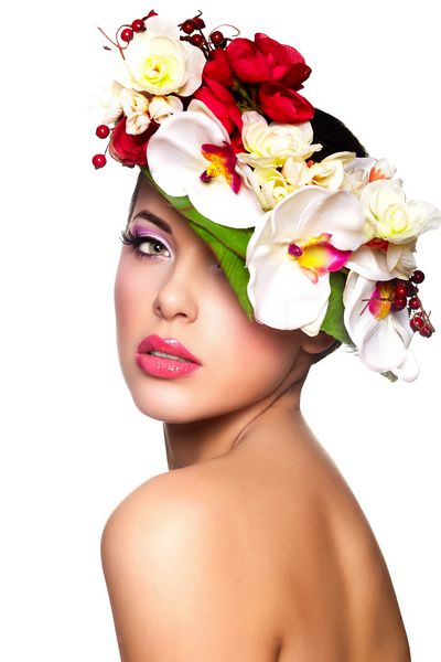 پرتره نزدیک مدل زن جوان قفقازی زیبا با لبهای زرق و برق آرایش روشن با گلهای رنگارنگ روی سر