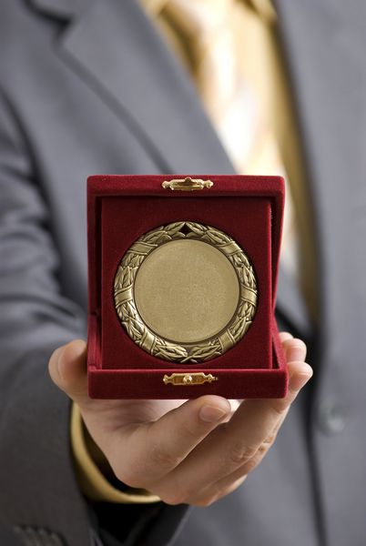 مدال طلایی به عنوان نمادی از موفقیت ارائه شد