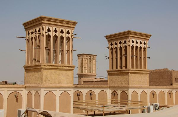 برج های بادی یک عنصر معماری سنتی ایرانی برای ایجاد تهویه طبیعی در ساختمان ها شهر قدیمی یزد ایران است