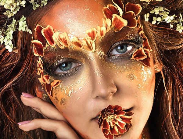 تصویر زمینه نزدیک دختر جوان زیبا با آرایش حرفه ای گل جن با گل در مدل موهای آرایش هالووین هنر چهره روشن پری بهار گل گلها بر روی صورت و لب ها