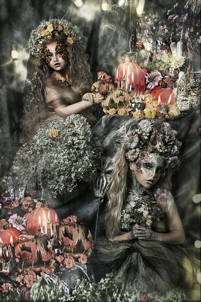نزدیک عکس پرتره دو دختر جوان زیبا با آرایش حرفه ای گل شاهزاده خانم وروجک با تاج گل بر روی سر هنر چهره روشن جن های بهاری از گل ها در دکوراسیون هالووین