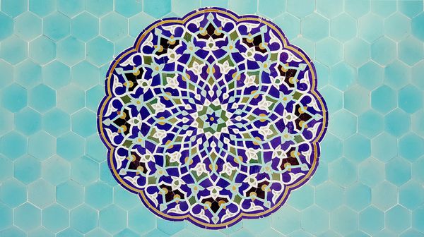 کاشی فارسی با طرح گل شرقی در زمینه کاشی کاری آبی سبک به سبک arabesque