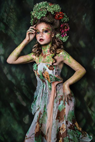 تصویر زمینه نزدیک دختر جوان زیبا با آرایش حرفه ای گل شاهزاده خانم وروجک با گل در مدل مو آرایش هالووین هنر چهره روشن پری بهار گل