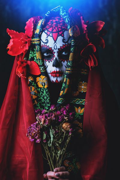پرتره ای از Calavera Catrina که یک دسته گل را در دست دارد آرایش جمجمه قند Dia de los muertos روز مرگ هالووین