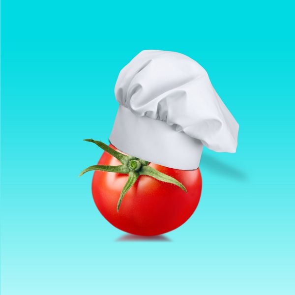 کلاه سرآشپز با مفهوم گوجه فرنگی در پس زمینه آبی پاستیل ایده ایده غذای حداقل و میوه ایده ای خلاقانه برای تولید کار در ارتباطات بازاریابی تبلیغاتی یا طراحی آثار هنری