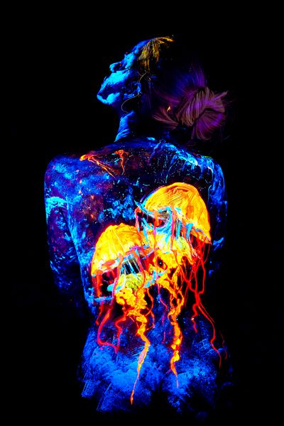 نقاشی هنری UV بدن از چتر دریایی در پشت