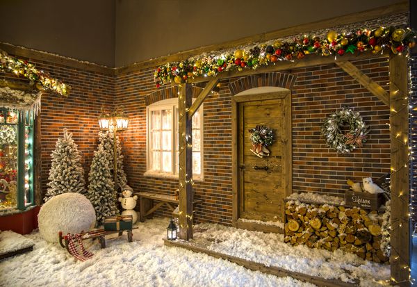 خانه خیابان کریسمس در استودیویی با برف درخت کریسمس پنجره درب و تاج گل