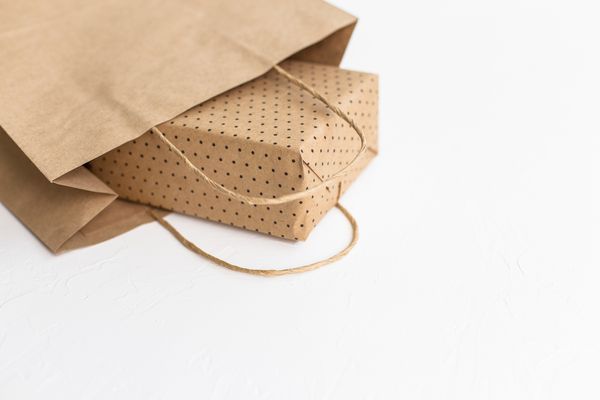 بسته بندی هدیه و بسته کاغذ دستی در زمینه سفید